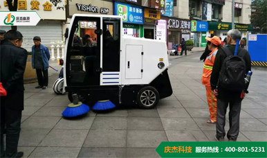 步行街使用青島慶杰駕駛式全自動(dòng)掃地車完成清潔任務(wù)