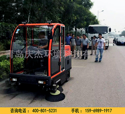 清掃道路樹葉推薦使用駕駛式掃地車環(huán)衛(wèi)工打掃道路推薦使用駕駛式掃地車