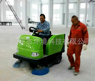 青島掃地車廠家分享工廠購(gòu)買掃地車要注意哪些事