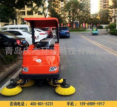 在熱浪肆虐的夏天打掃衛(wèi)生當(dāng)然要用電動(dòng)掃地車