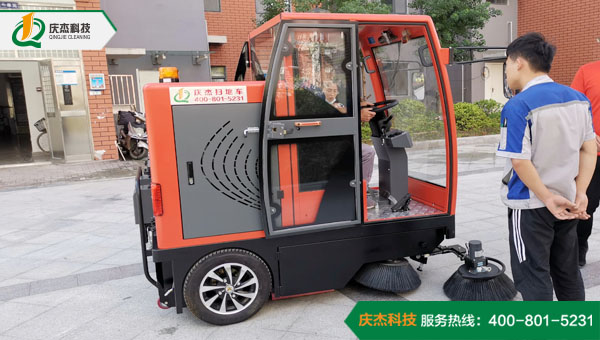 小型電動掃地車?yán)m(xù)航能力怎么樣？