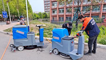 小區(qū)地面用掃地車，地下車庫用洗地機